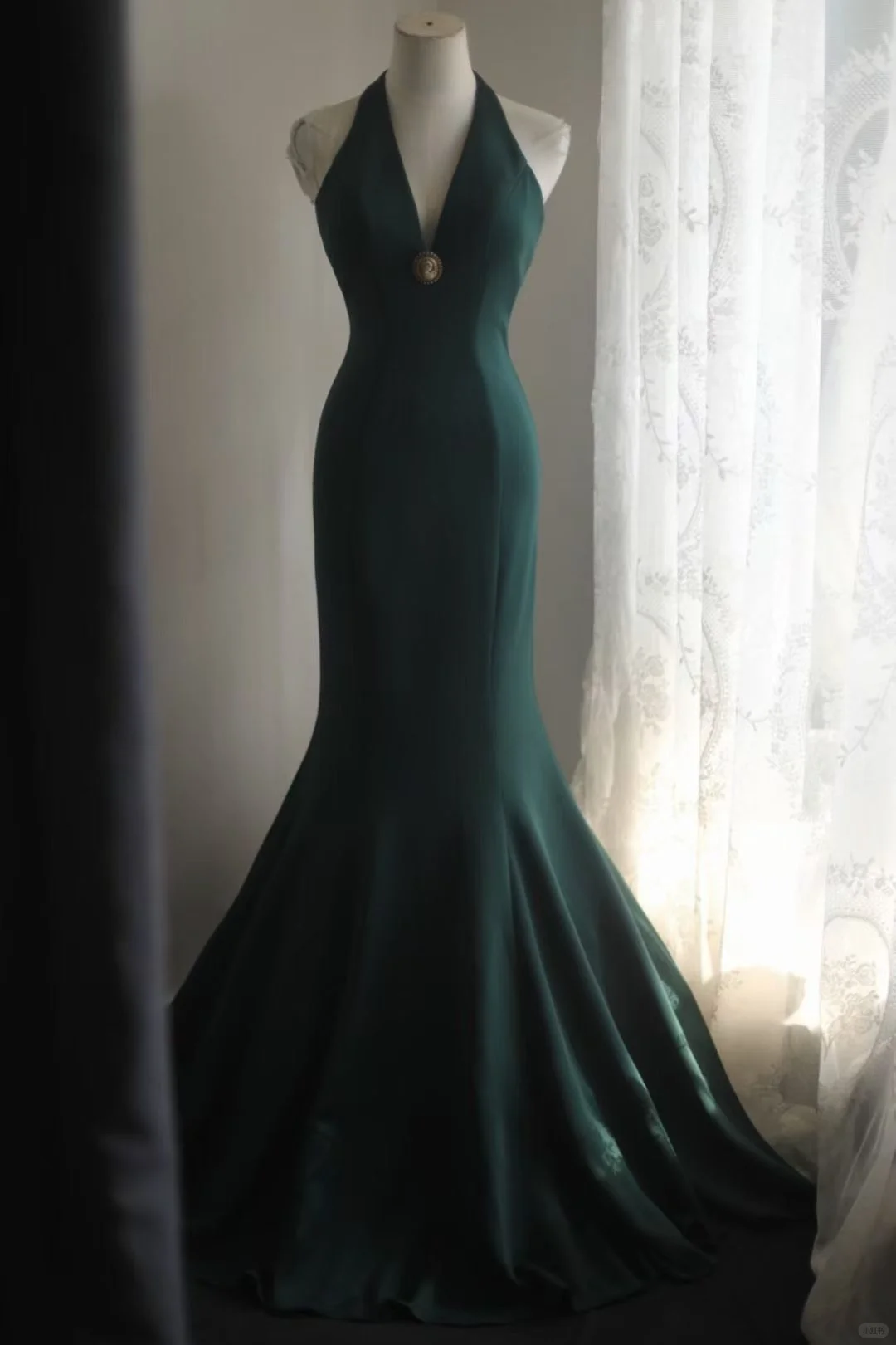 Emerald Green Halter V‑Neck Satin Mermaid Evening Gown, Vintage Metal Brooch Fitted Long Formal Prom Dress gh9122