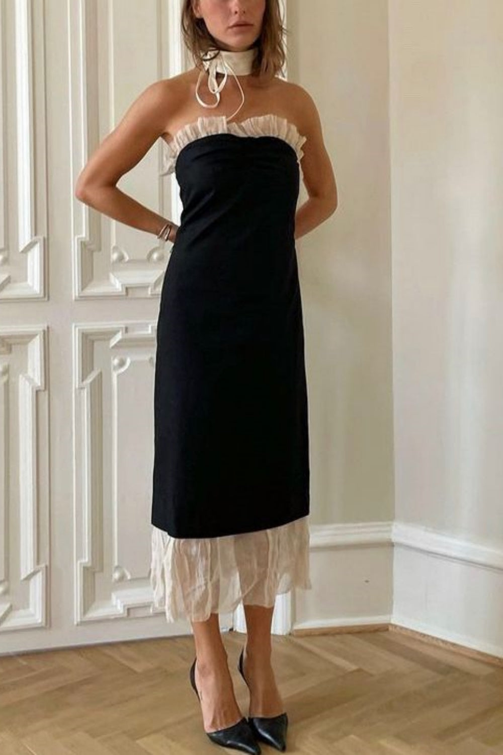 Robe bustier dos nu style vintage chic et élégant | Robe midi en tulle à volants contrastés noir et abricot, idéale pour une soirée romantique ou un rendez-vous galant (gh6442)