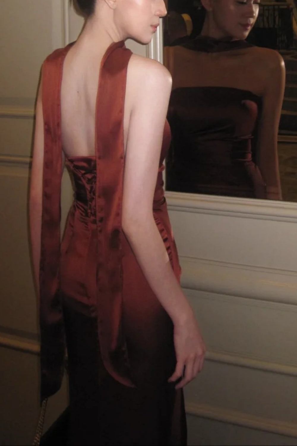 Robe de soirée longue fendue, dos nu, en satin marron caramel gh6745