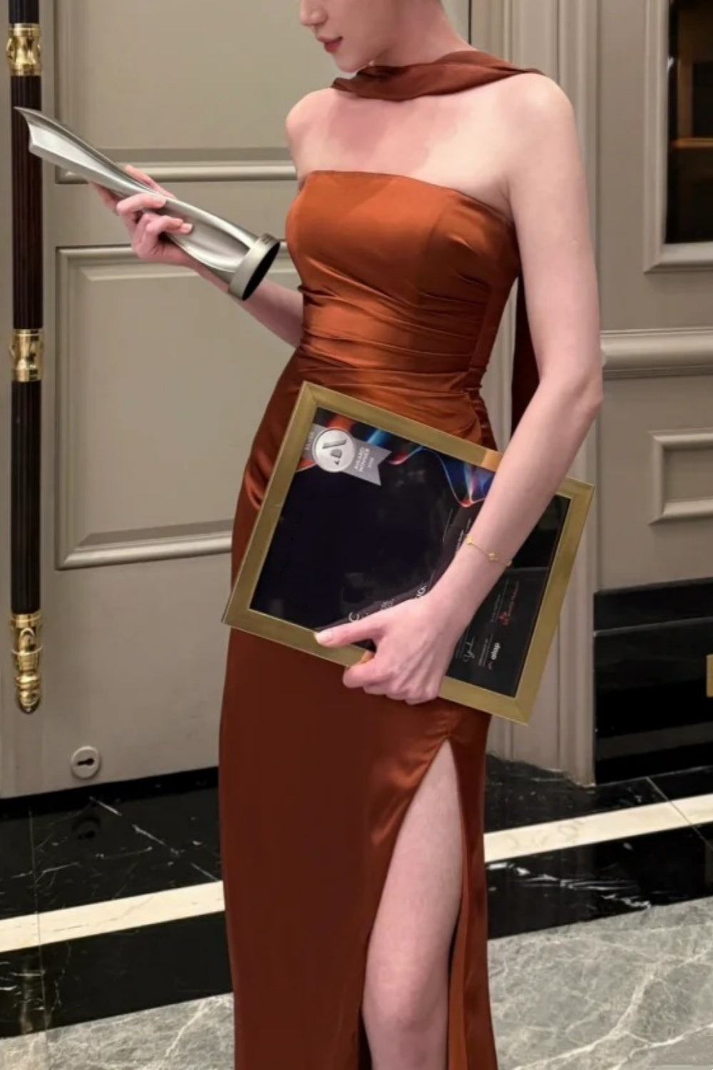 Robe de soirée longue fendue, dos nu, en satin marron caramel gh6745