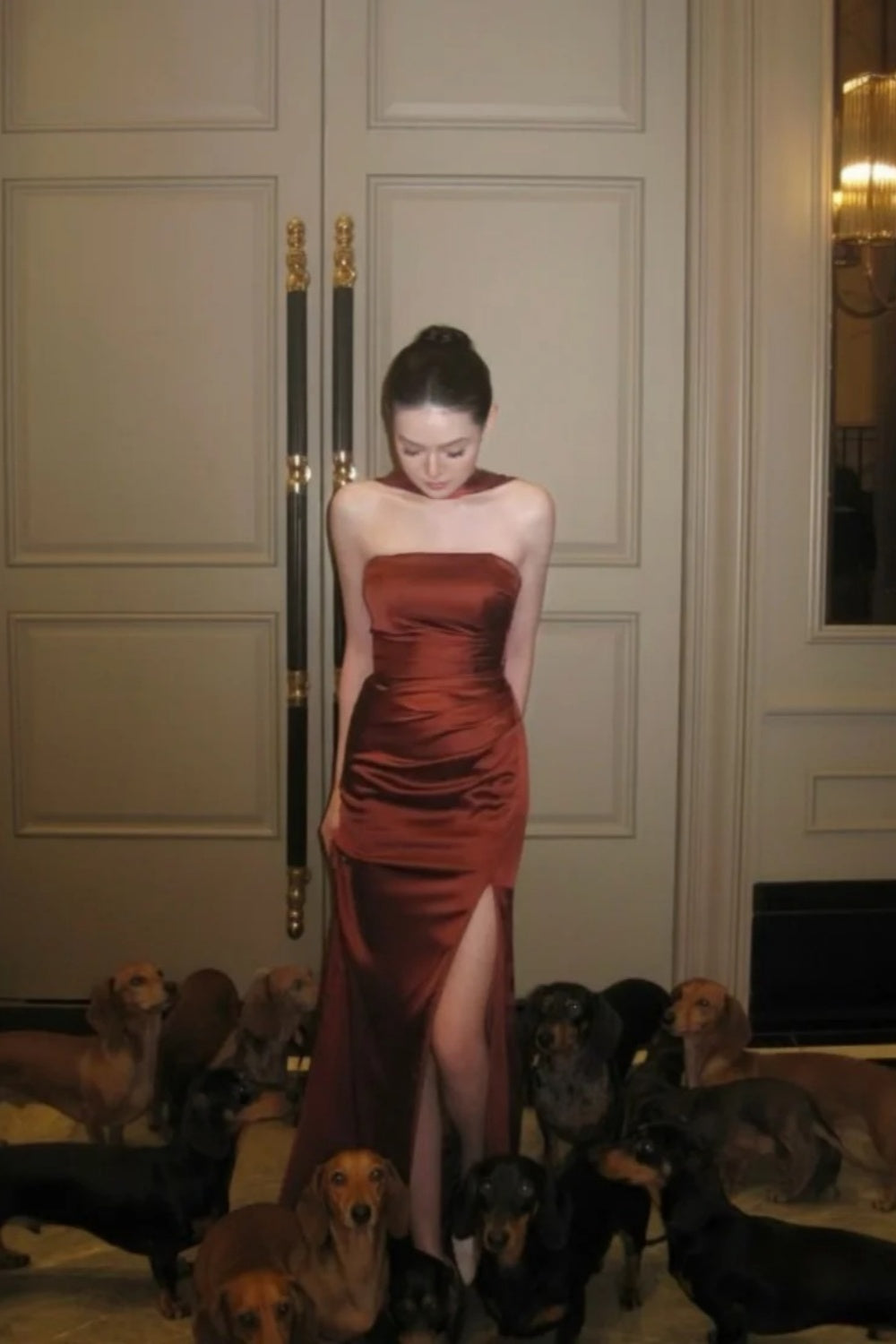 Robe de soirée longue fendue, dos nu, en satin marron caramel gh6745
