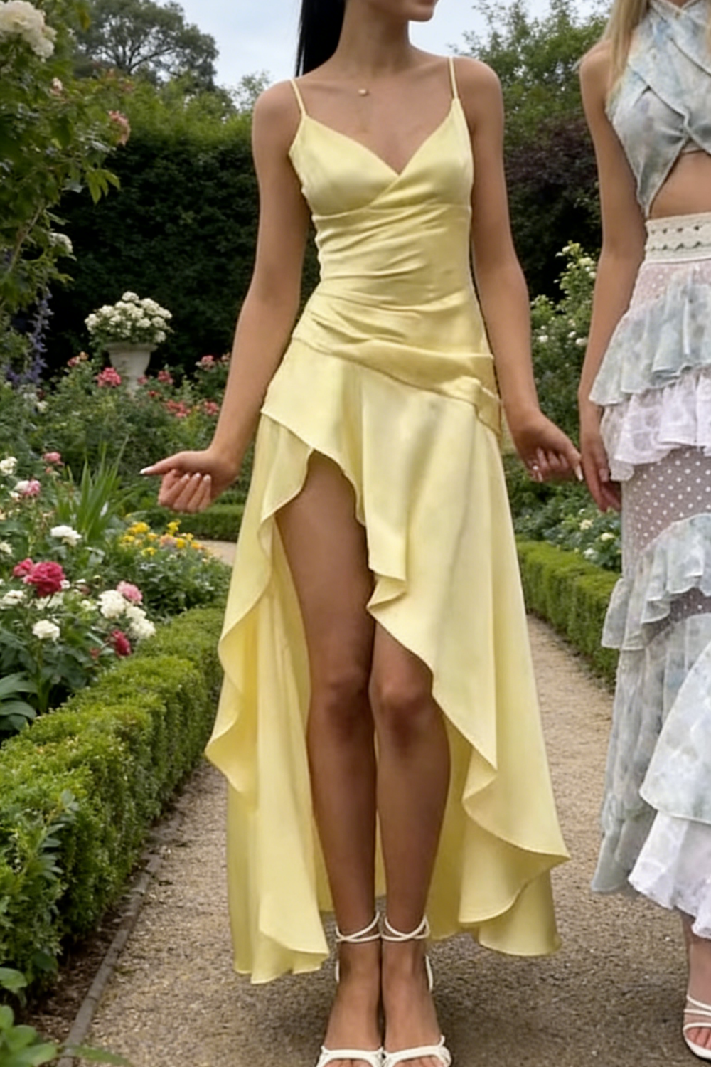 Robe longue jaune clair en satin à fines bretelles - Col en V, volants, fente haute - Idéale pour une garden-party, des vacances à la plage ou une soirée légère (gh6996)