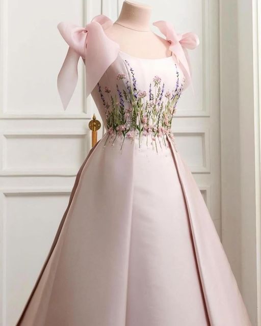 Wunderschönes, exquisites, florales langes Satin-Abendkleid mit Blumenmuster in Rosa, gh3147