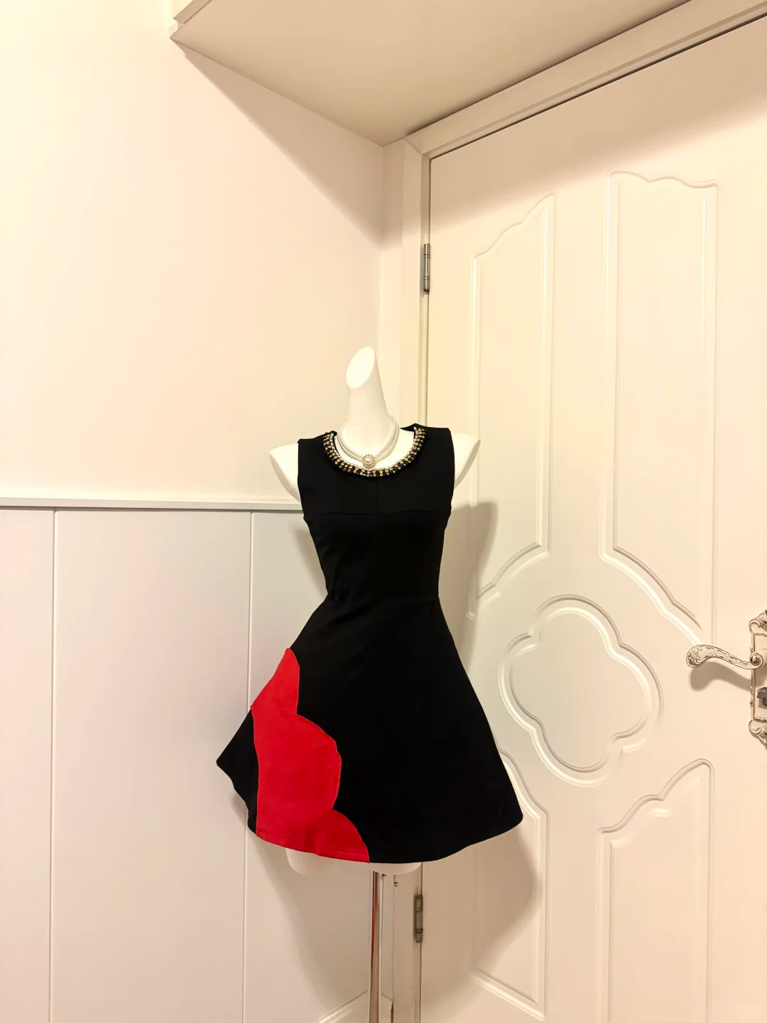 Black Sleeveless Short Homecoming Cocktail Dress, Beaded Round Neck, A‑Line Skirt with Large Red Floral Print gh9144