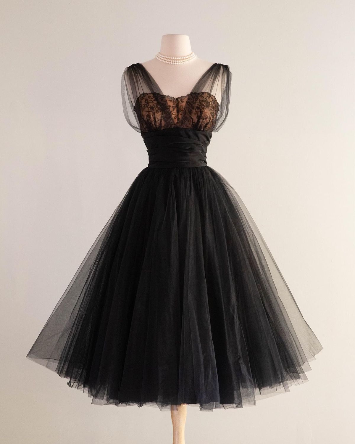 Robe de soirée courte noire en satin et tulle, de la marque girlhomeshops - hoco dresses gh5571