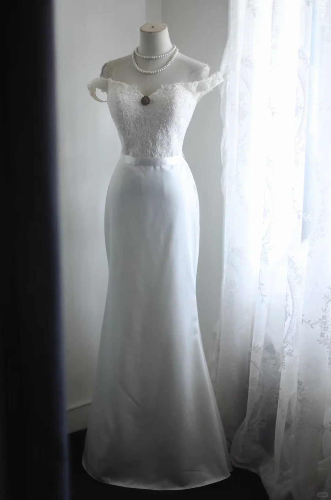 Off‑the‑Shoulder Mermaid Wedding Dress, Vintage Lace Bodice Detachable Ruffle Sleeves Satin Waistband Slit Lace Train Bridal Gown gh9108