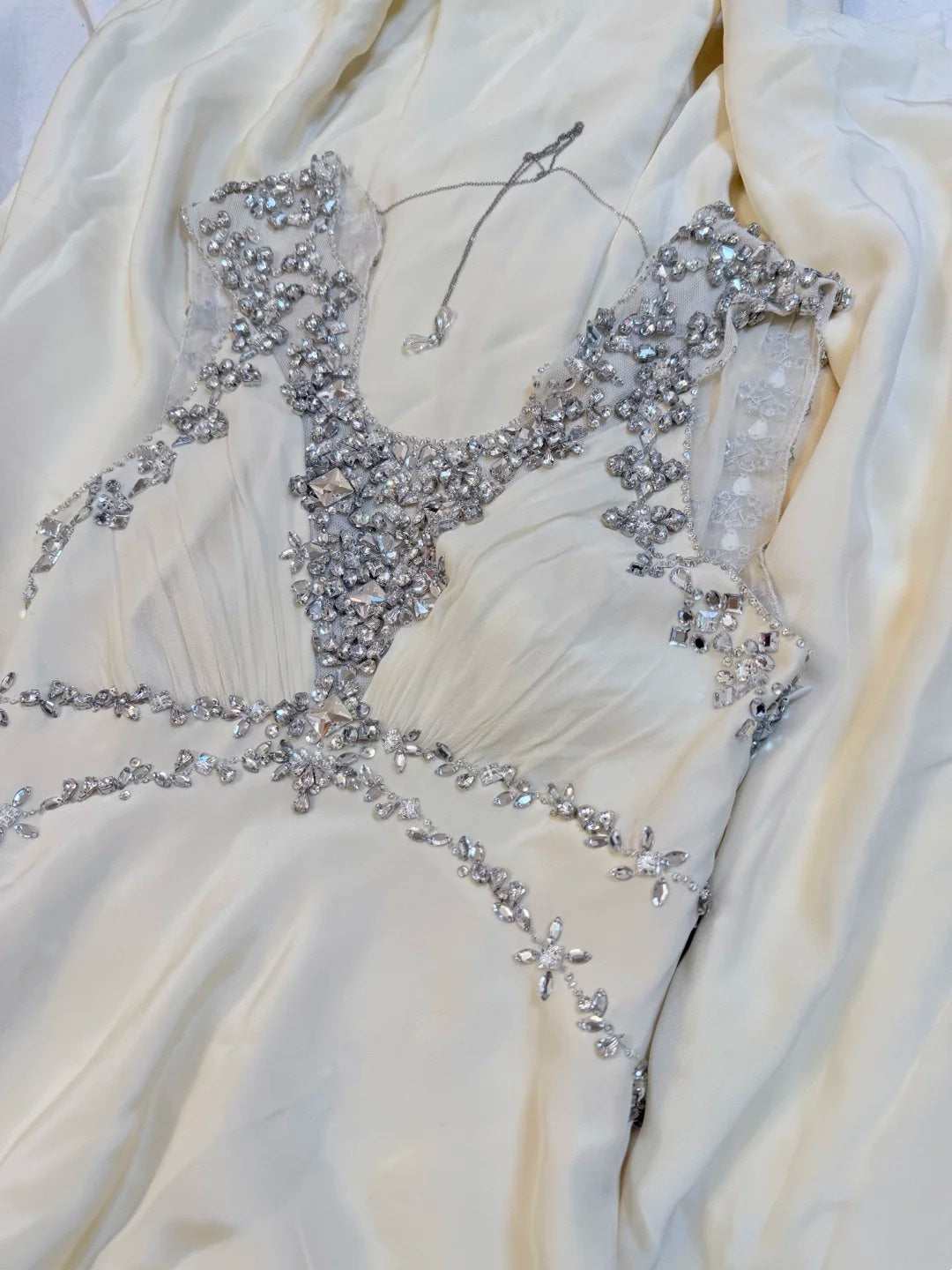 girlhomeshops-Cremefarbenes, ärmelloses, bodenlanges Abendkleid aus Chiffon mit Perlenbesatz gh6309