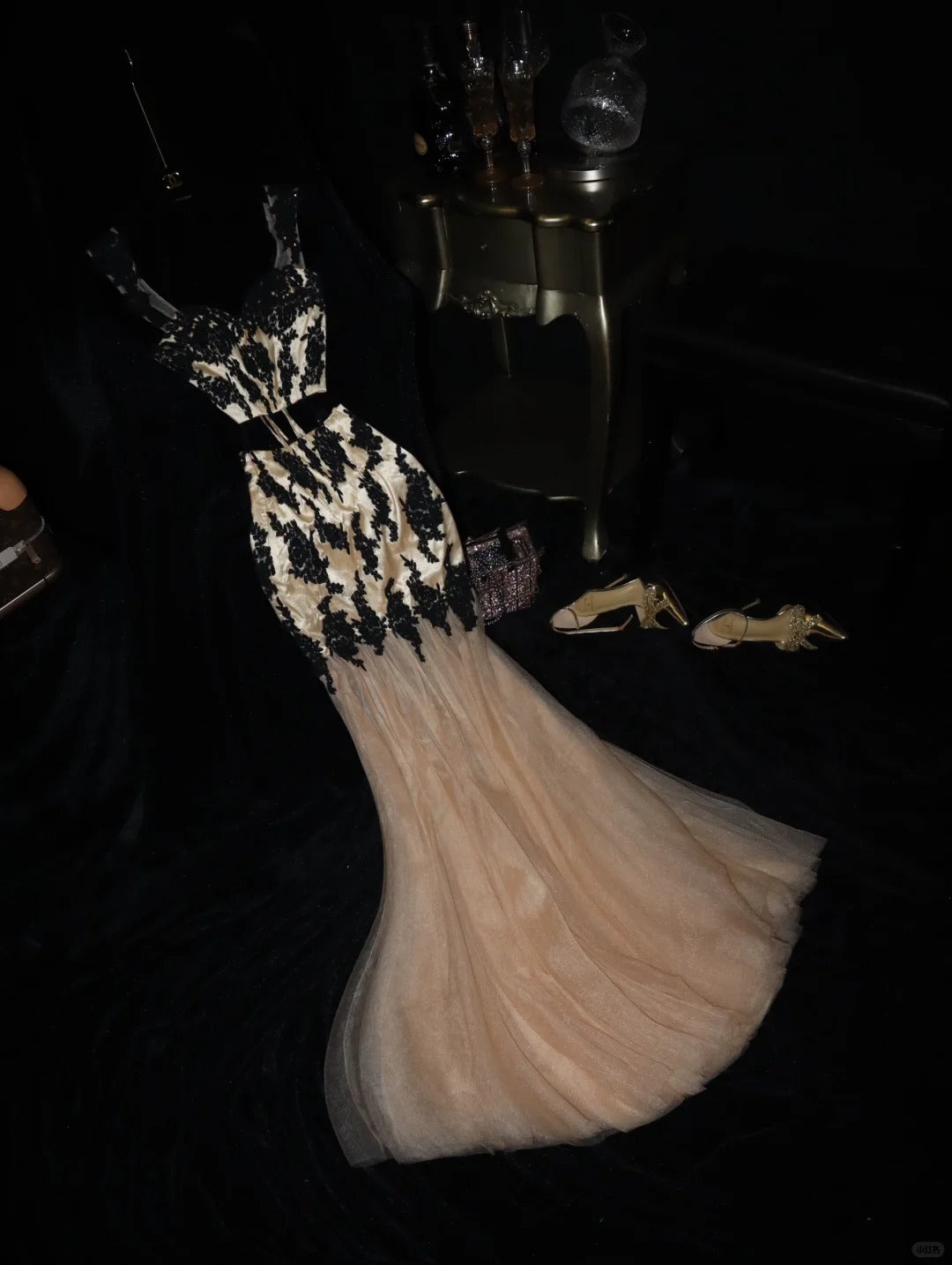 Champagner-Schwarzes langes Ballkleid-Abendkleid aus Satin mit Blumenapplikationen gh4423