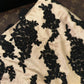 Champagner-Schwarzes langes Ballkleid-Abendkleid aus Satin mit Blumenapplikationen gh4423