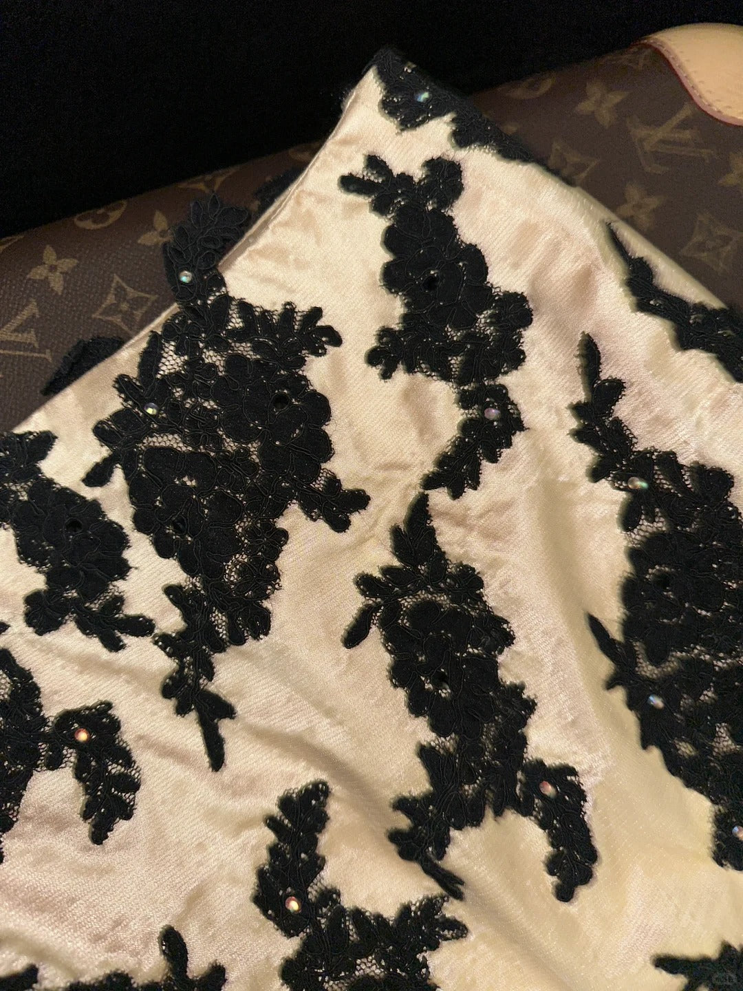 Champagner-Schwarzes langes Ballkleid-Abendkleid aus Satin mit Blumenapplikationen gh4423