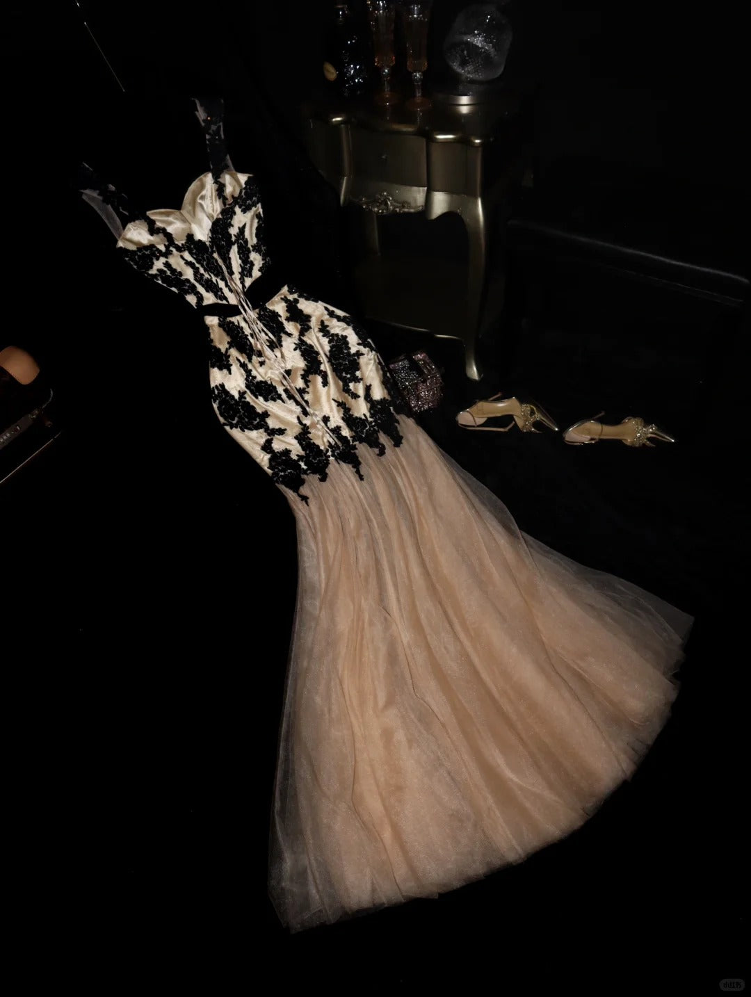 Champagner-Schwarzes langes Ballkleid-Abendkleid aus Satin mit Blumenapplikationen gh4423