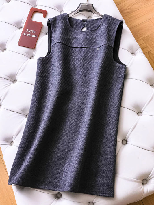 Robe-gilet ample et droite sans manches, à col rond et à motif ajouré, couleur unie, superposée à un gilet en laine, référence 11306