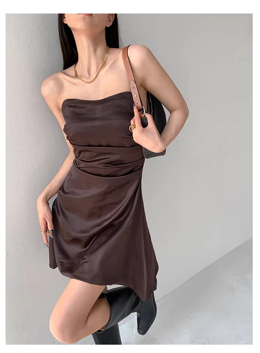 Süßes, figurbetontes Kleid im amerikanischen Stil mit plissierter Taille, trägerloses, puristisches und sexy schulterfreies Satin-Minikleid für Frühling und Herbst, trendig 11480