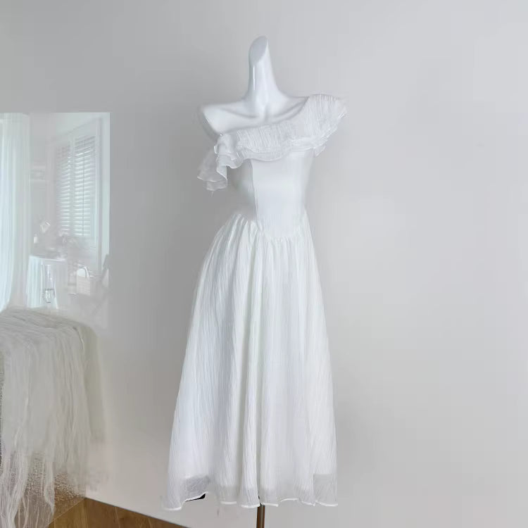 Zartes, schulterfreies, weißes Rüschenkleid im französischen Stil, neuer Frühlingstrend, elegant und figurschmeichelnd, märchenhaft. 11456