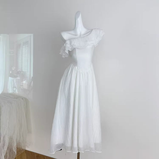 Zartes, schulterfreies, weißes Rüschenkleid im französischen Stil, neuer Frühlingstrend, elegant und figurschmeichelnd, märchenhaft. 11456