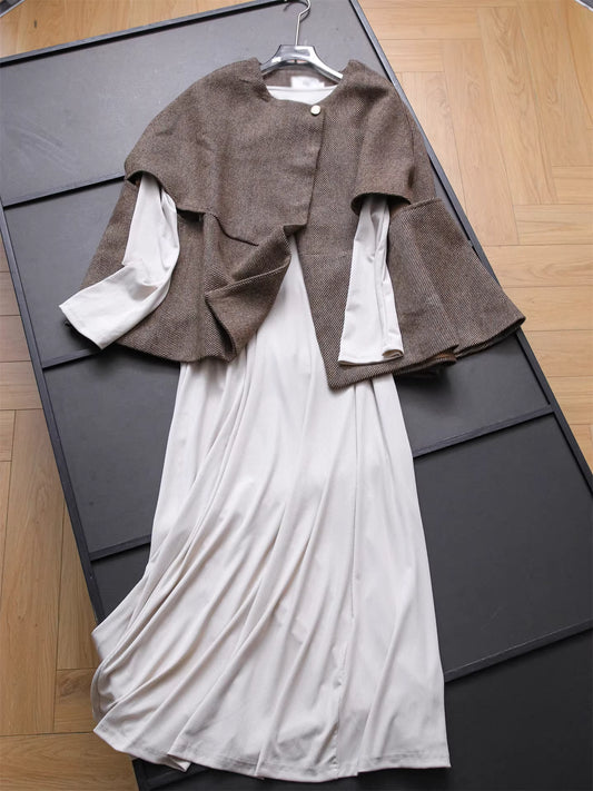 Ein elegantes, einfarbiges, figurbetontes Langarmkleid mit Rundhalsausschnitt aus Stretchmaterial, das sich ideal mit einem Cape-Set aus Twill kombinieren lässt. 11325