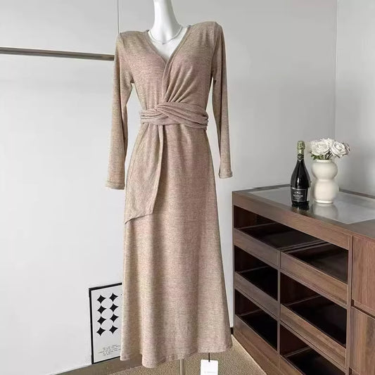 Elegantes, französisch inspiriertes Kleid mit V-Ausschnitt, langen Ärmeln und Bindegürtel, taillierter Silhouette und figurbetontem, hüftlangem Rock. 11455