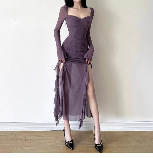 Ein atemberaubendes, lilafarbenes Midikleid mit eckigem Ausschnitt, Rüschenbesatz und Schlitz – perfekt für einen schicken und sexy Look. 11463
