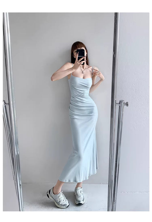 Ein natürlicher Hauch von Wohlstand / Ein figurbetontes, eng anliegendes Midikleid mit betonter Taille 11477