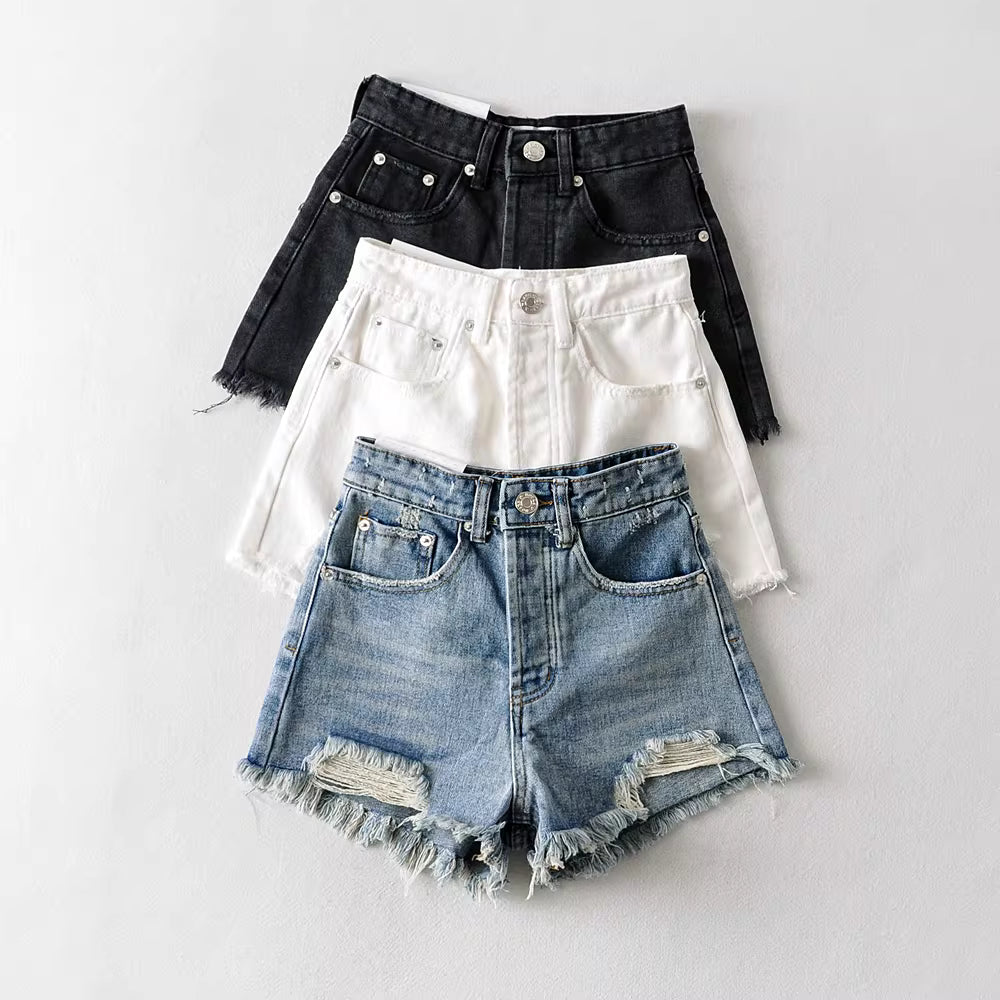 Amerikanische Retro-Denim-Shorts im Used-Look mit ausgewaschenen Kanten, sexy und angesagt – die perfekte Jeans-Hotpants für Damen. 11392