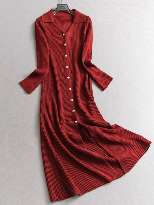 Robe pull longue moulante en maille stretch, élégante, à col V et simple boutonnage, idéale à porter sous une robe. 11320