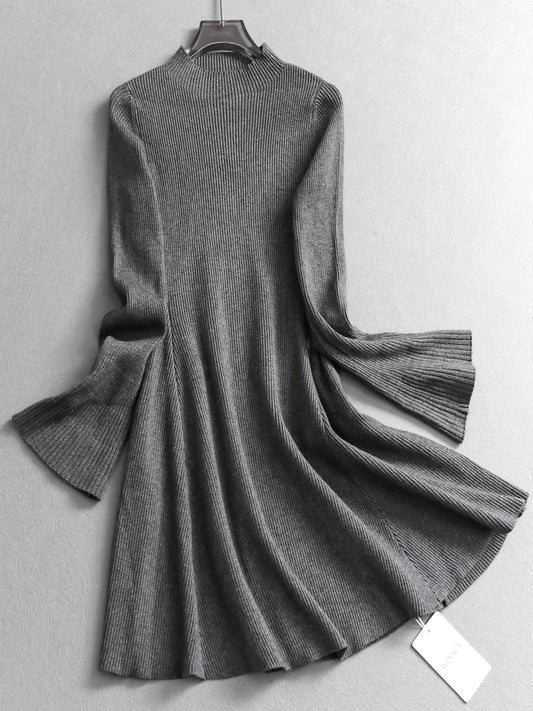 Robe pull en maille unie, col montant, coupe ajustée, manches évasées, idéale pour l'automne et l'hiver. 11322