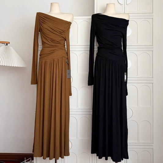 Neues, plissiertes Damenkleid im Herbststil mit schickem, minimalistischem Design, langes Kleid, asymmetrisches One-Shoulder-Kleid 11452