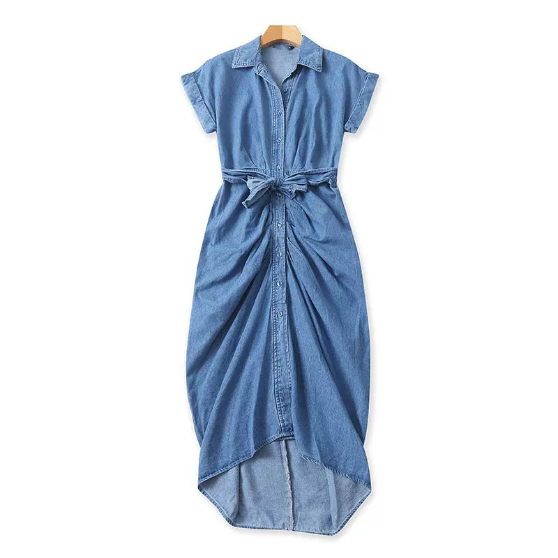 Sommerliches, hochtailliertes, asymmetrisches Jeanskleid mit kurzen Ärmeln – Damenkleid mit figurformendem Gürtel, lässiges, langes Kleid 11383