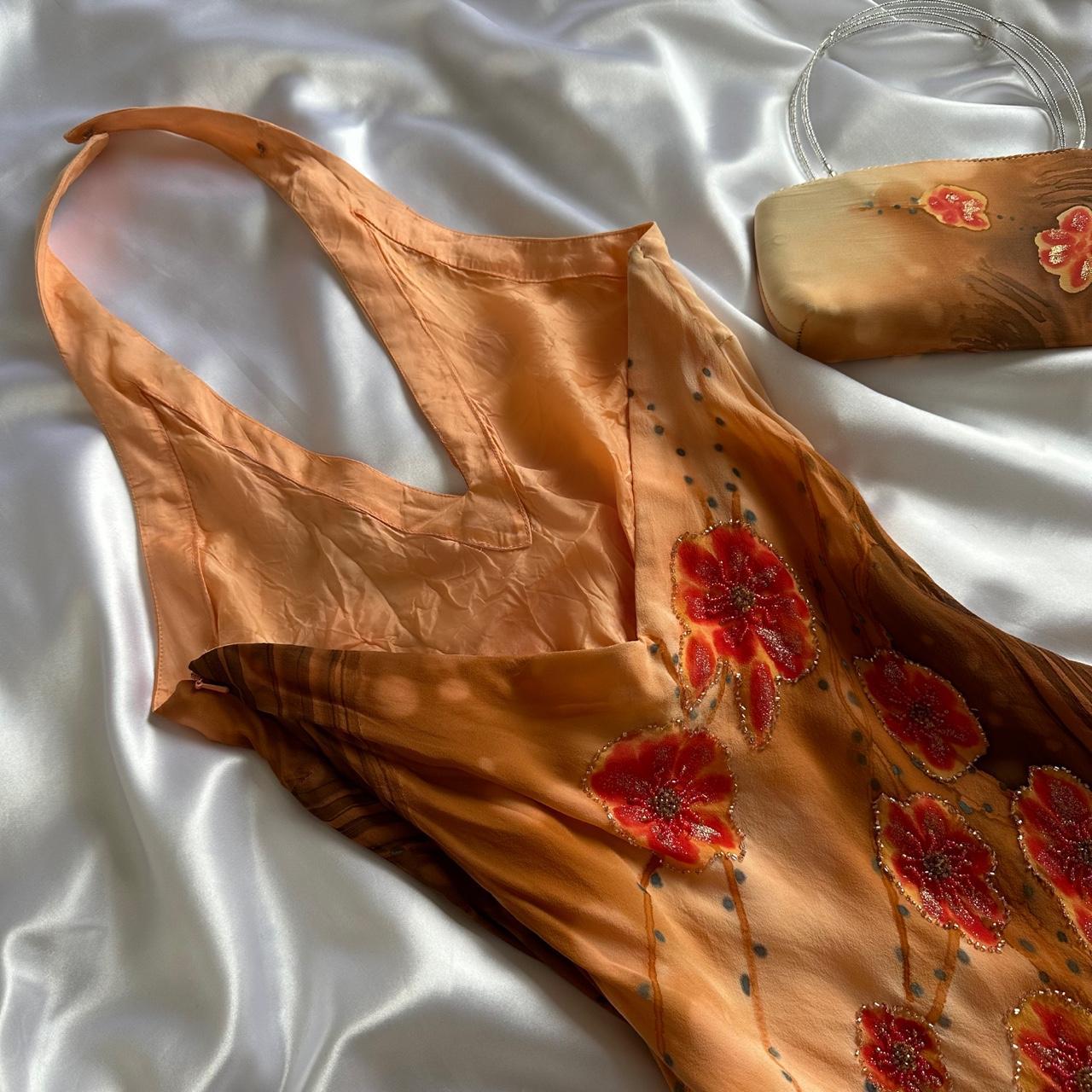 Robe de soirée longue élégante en mousseline de soie à col licou et perles florales orange et jaune gh3284