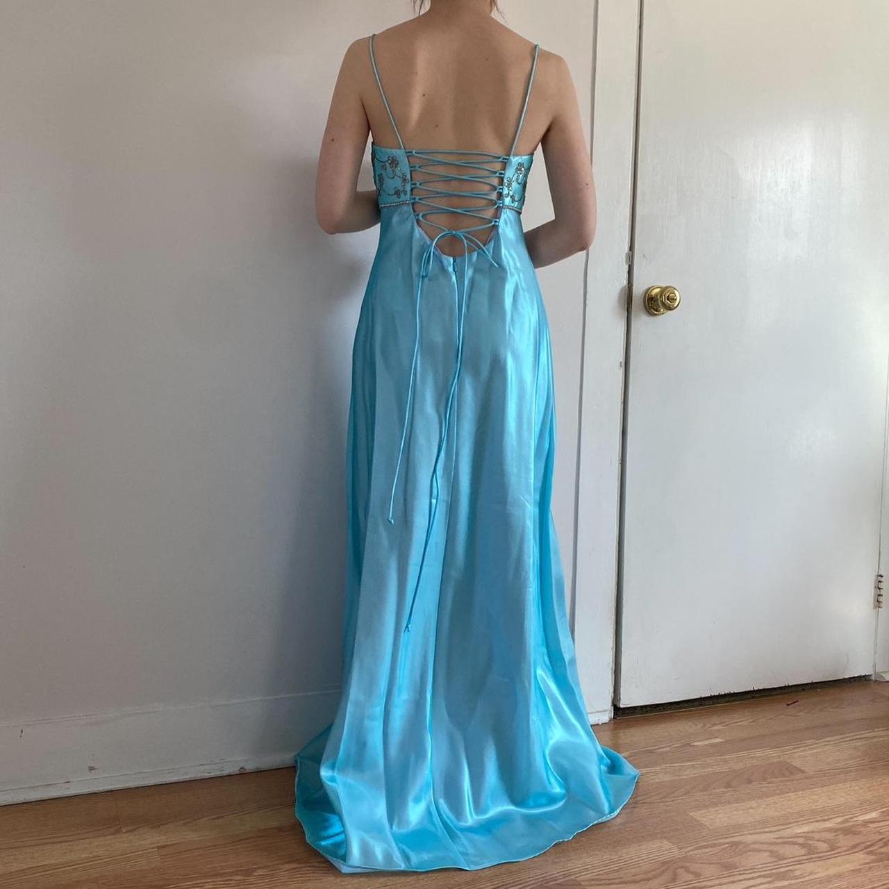 Robe de soirée longue en satin et tulle bleu clair, style vintage, décolleté en V profond, motif floral exquis, perles, col carré, robe de bal, robe de fête d'anniversaire, gh3959