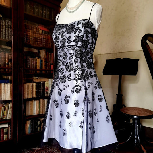 Girlhomeshops - Robe de soirée courte/mi-longue en mousseline de soie, style gothique vintage, motif floral noir lilas, gh5531