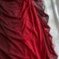 Robe de soirée longue élégante bordeaux brillante à volants et épaules dénudées gh3204