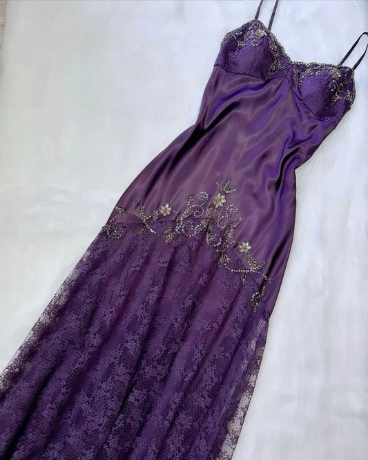 Robe de soirée longue en dentelle à bretelles spaghetti et appliques de perles violettes gh3174
