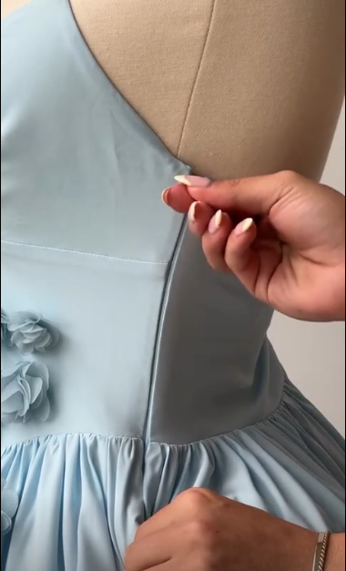 girlhomeshops - Robe de soirée courte bleue en satin fleuri à bretelles spaghetti gh5779