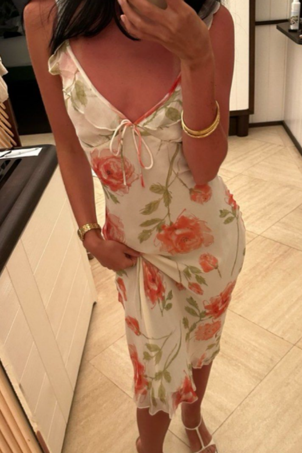 Girlhomeshops - Robe mi-longue en mousseline fleurie à volants et bretelles gh5864