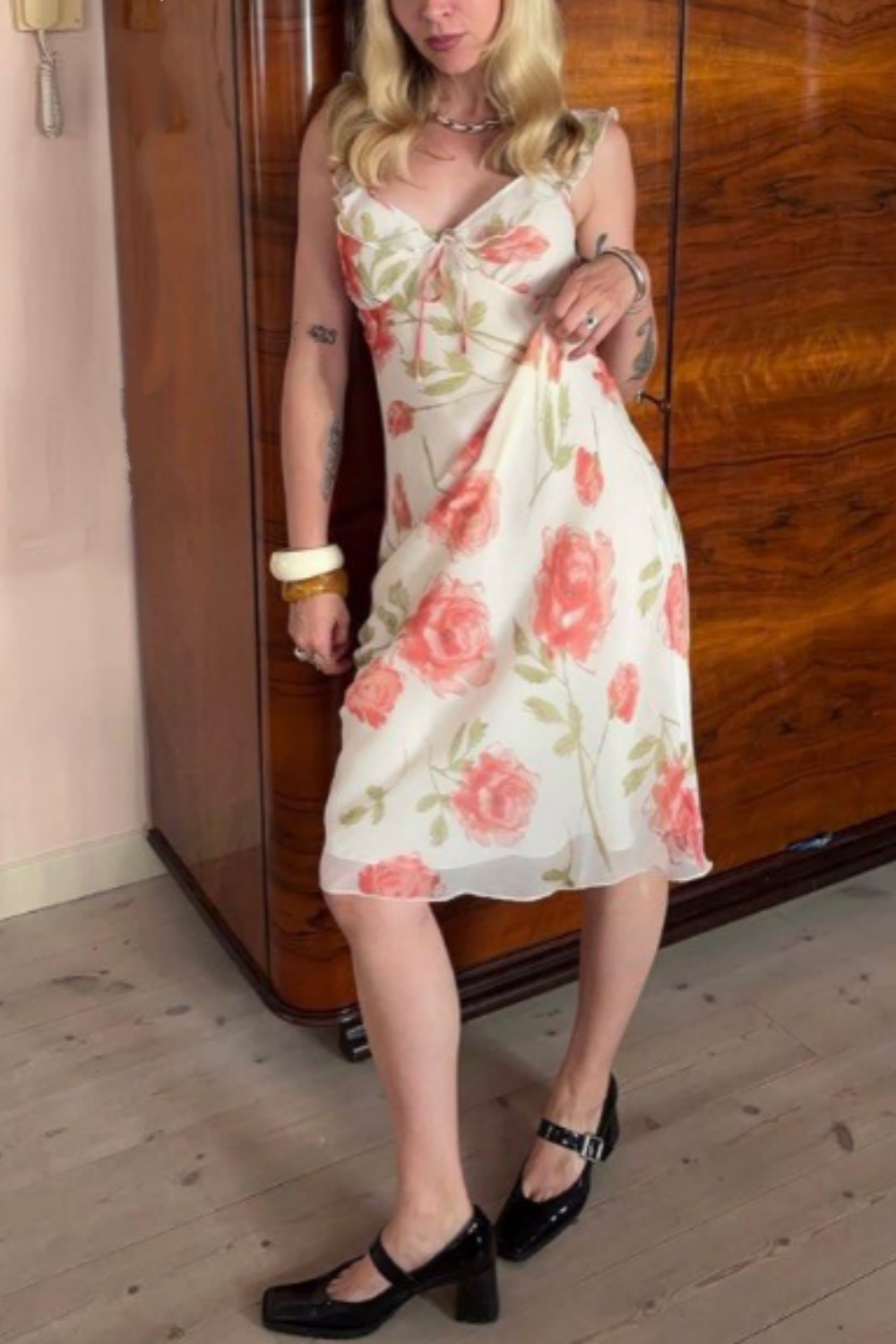 Girlhomeshops - Robe mi-longue en mousseline fleurie à volants et bretelles gh5864
