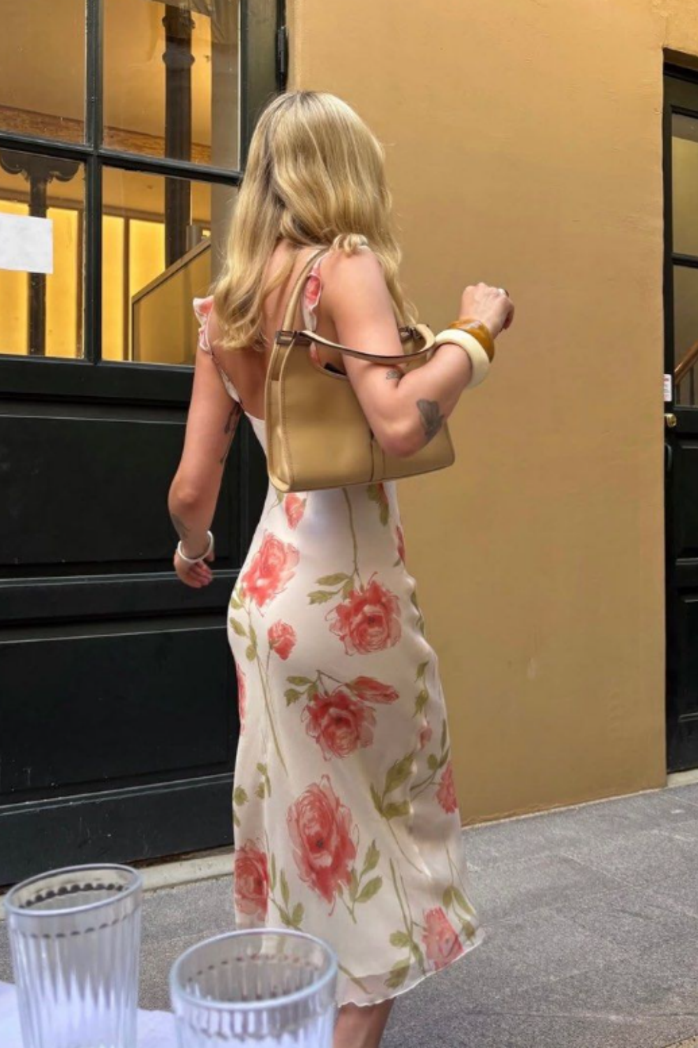 Girlhomeshops - Robe mi-longue en mousseline fleurie à volants et bretelles gh5864