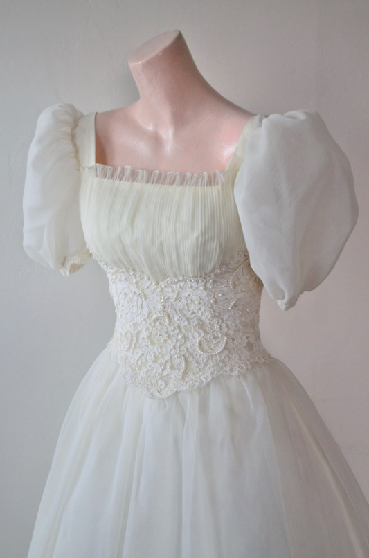Robe longue en dentelle à manches bouffantes style palais vintage | Robe longue en tulle cintrée à la taille avec traîne gh6420