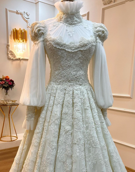 Robe de bal longue vintage en dentelle et tulle à manches gigot | Style édouardien, col montant, idéale pour un mariage, une cérémonie ou un gala (gh6409)