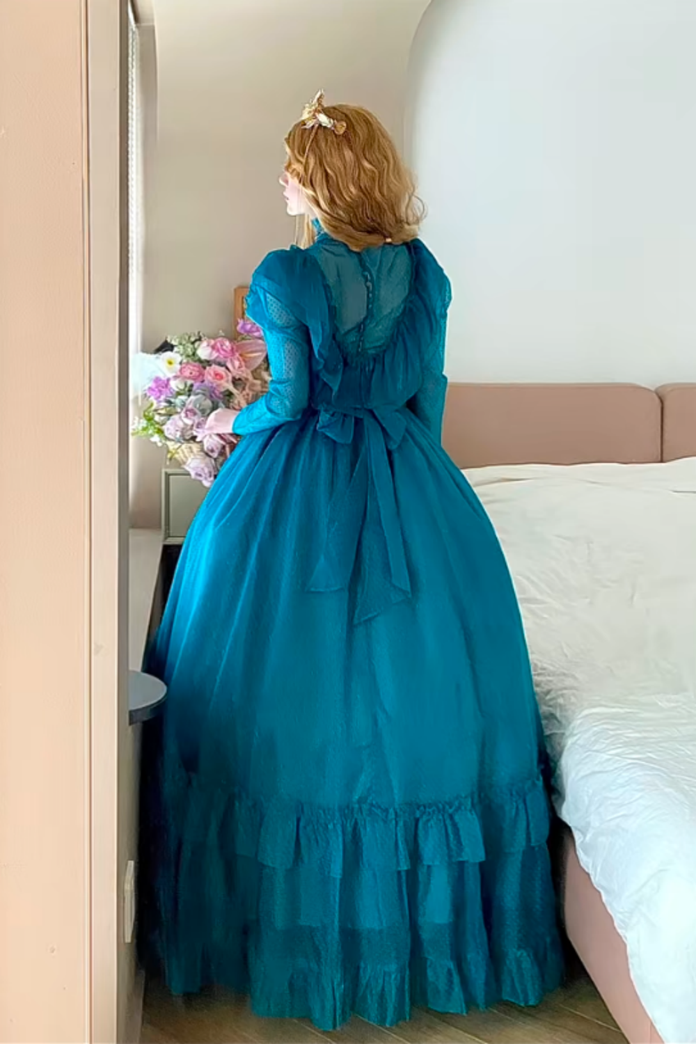 Pfauenblaues, hochgeschlossenes, langärmeliges, gestuftes Ballkleid aus Tüll in viktorianischer Retro-Manier für Partys und Abende (gh6740)