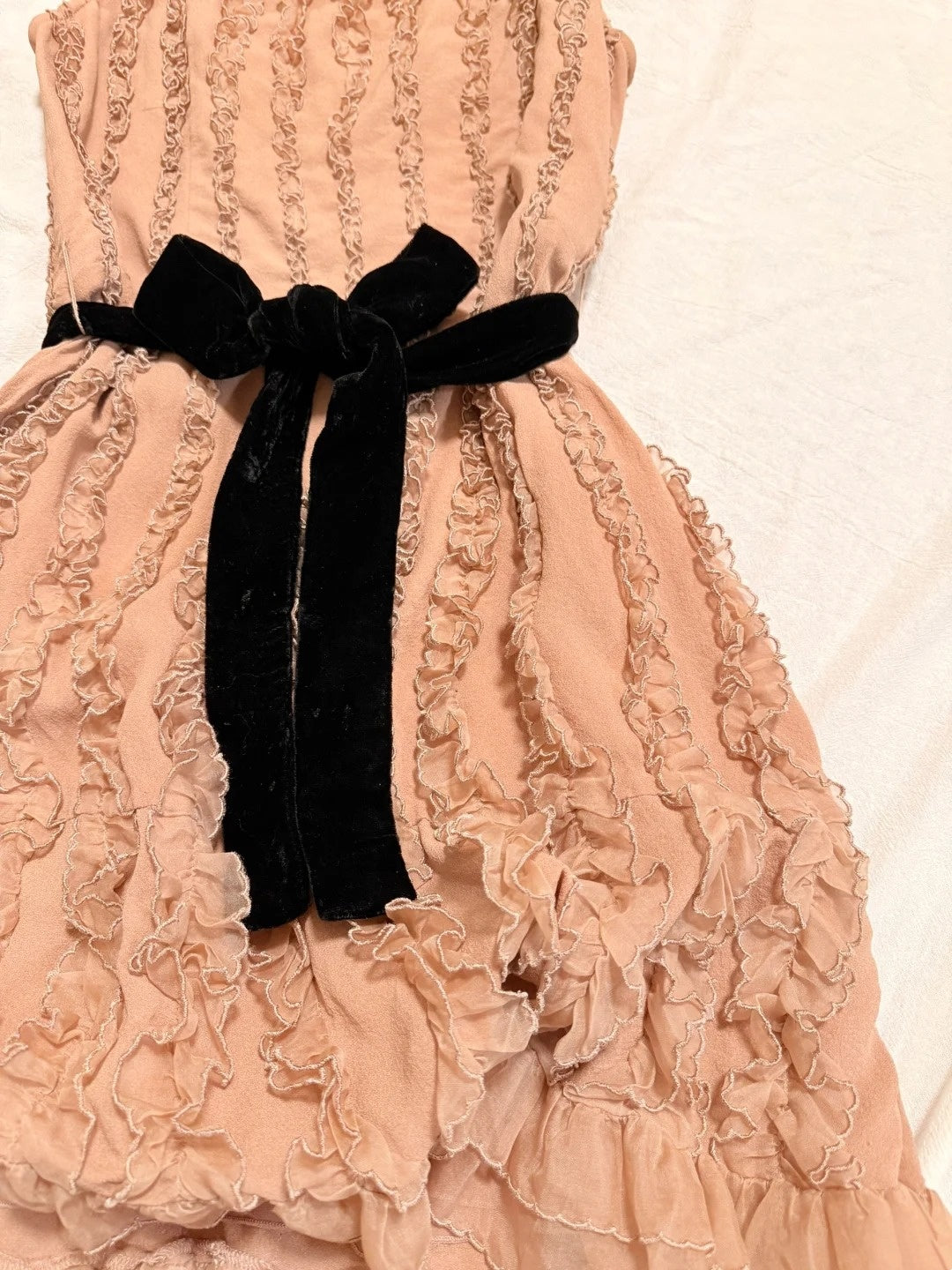 girlhomeshops - Robe courte sans manches en mousseline rose nude avec volants et ceinture en velours gh6314
