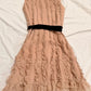girlhomeshops - Robe courte sans manches en mousseline rose nude avec volants et ceinture en velours gh6314