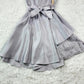 Elegantes, asymmetrisches, knielanges Abendkleid aus Satin und Spitze mit Schleife in der Taille – figurbetontes Kleid für Brautjungfern, Begleitung und kleinere Dinner-Veranstaltungen gh6491