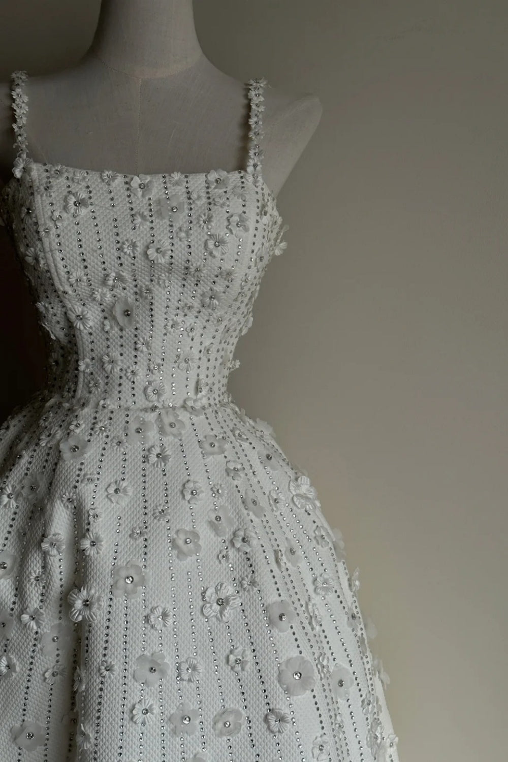 girlhomeshops - Weißes, exquisites, langes Chiffon-Abendkleid mit Perlenverzierungen gh6212