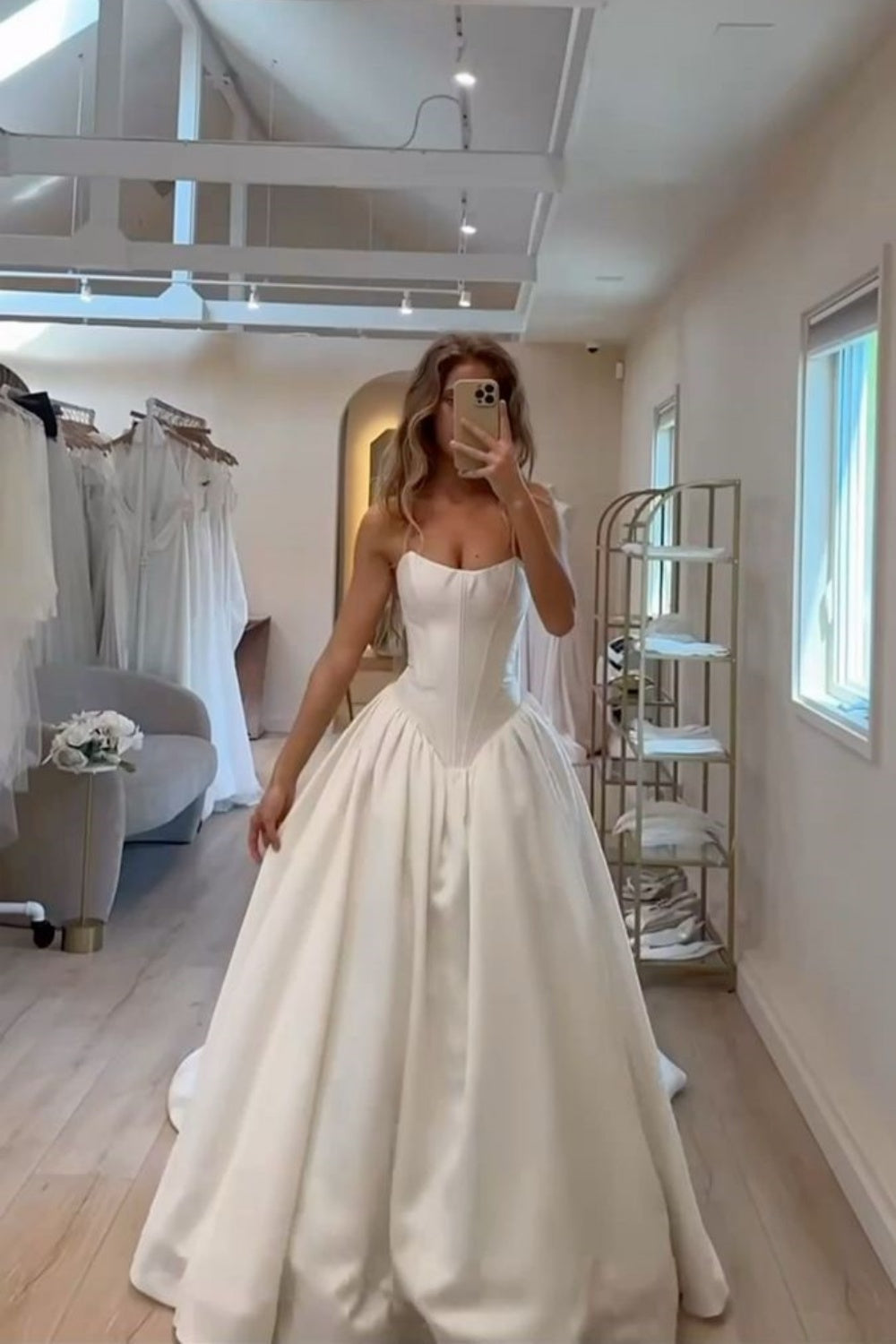 girlhomeshops – Weißes, stilvolles und schlichtes Brautkleid aus Satin (bridal gowngh6219)
