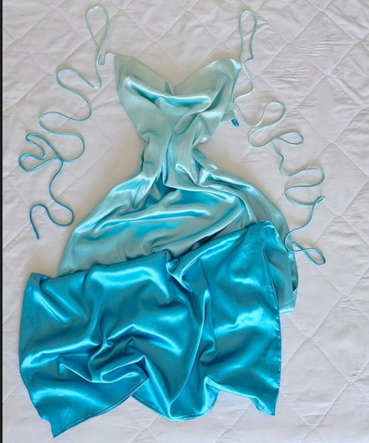 Robe longue de luxe en satin bleu-vert dégradé, style soyeux, à bretelles nouées - Robe décontractée idéale pour un rendez-vous ou des vacances gh6542