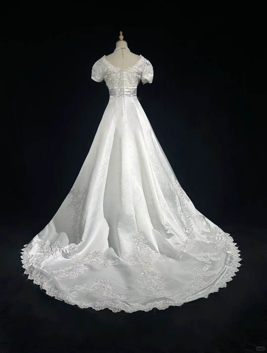 Round Neck Vintage A Line Bridal Gown Puff Short Sleeves Lace Embroidery Wedding Dress with Train gh9542
