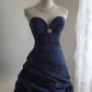 Dunkelblaues unregelmäßig plissiertes kurzes Satin-Heimkehrkleid A-Linie Prinzessinnenkleid Geburtstagskleid gh4376