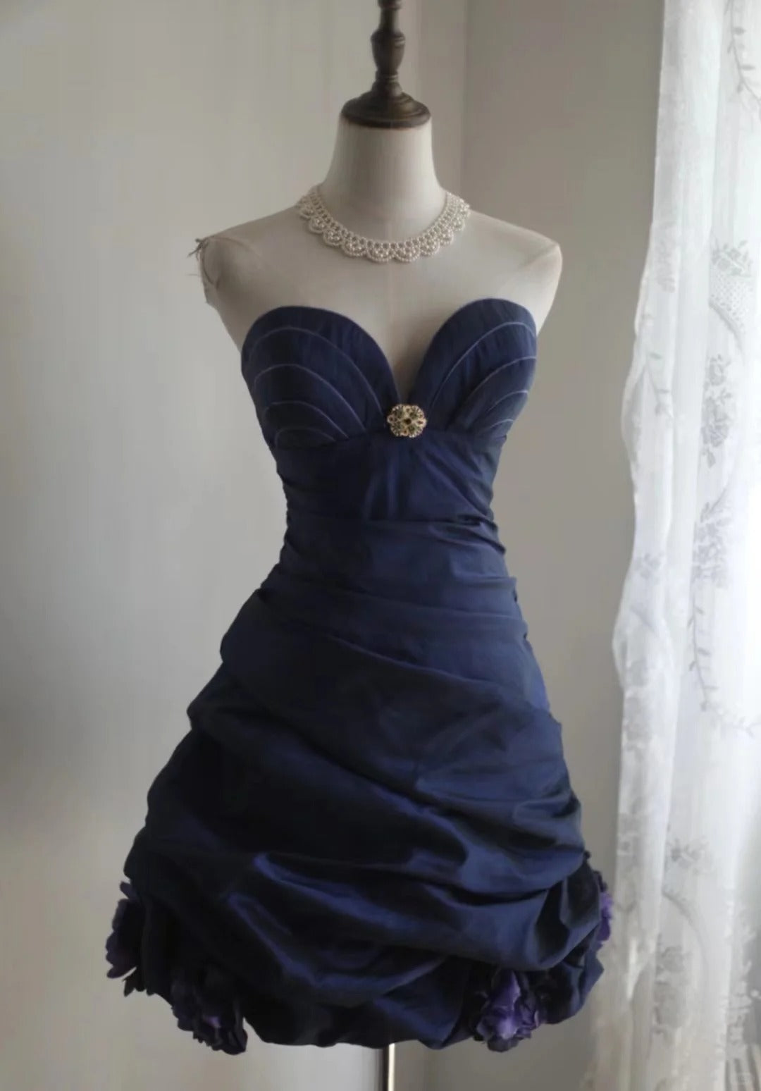Dunkelblaues unregelmäßig plissiertes kurzes Satin-Heimkehrkleid A-Linie Prinzessinnenkleid Geburtstagskleid gh4376