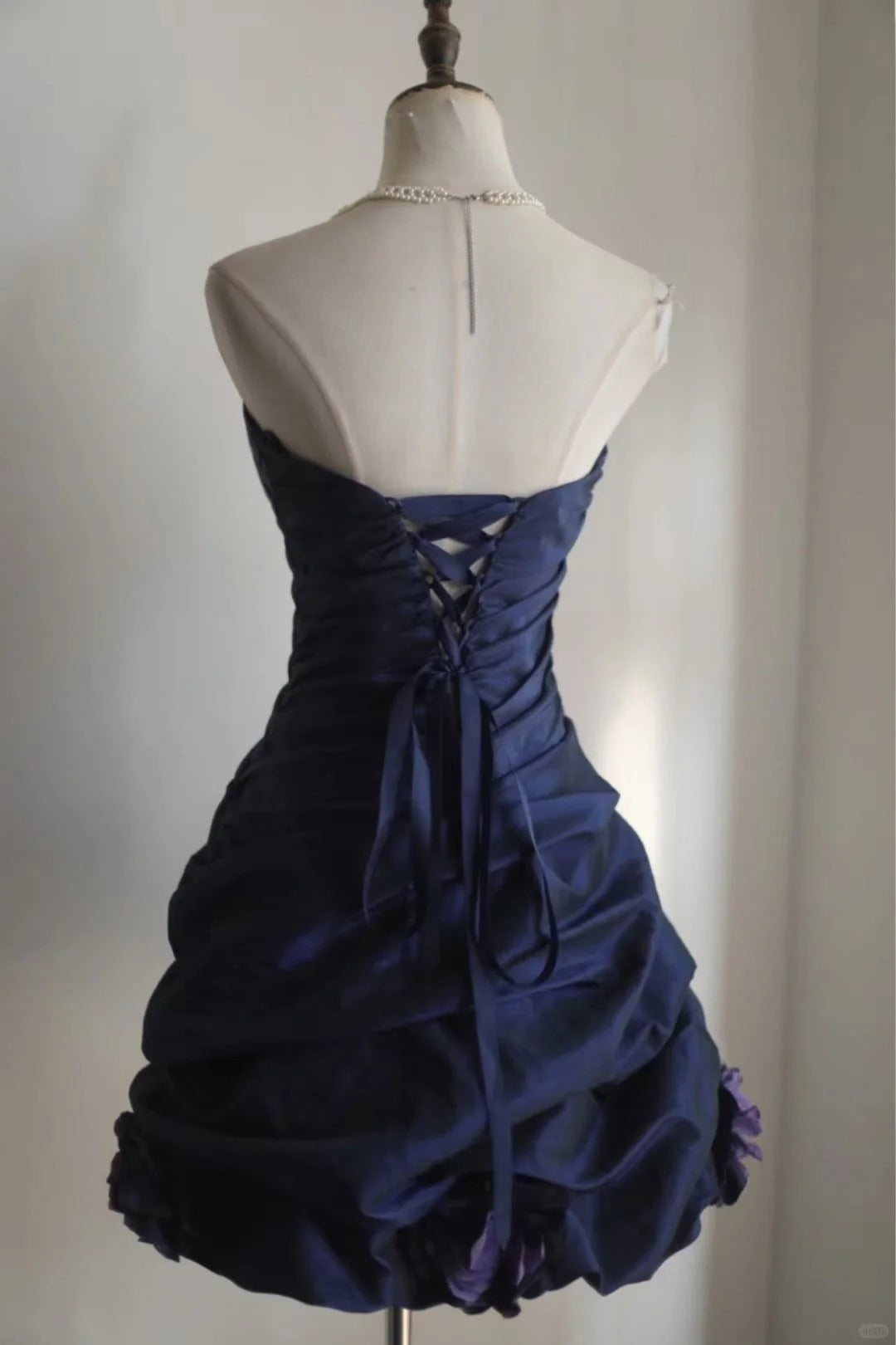 Dunkelblaues unregelmäßig plissiertes kurzes Satin-Heimkehrkleid A-Linie Prinzessinnenkleid Geburtstagskleid gh4376